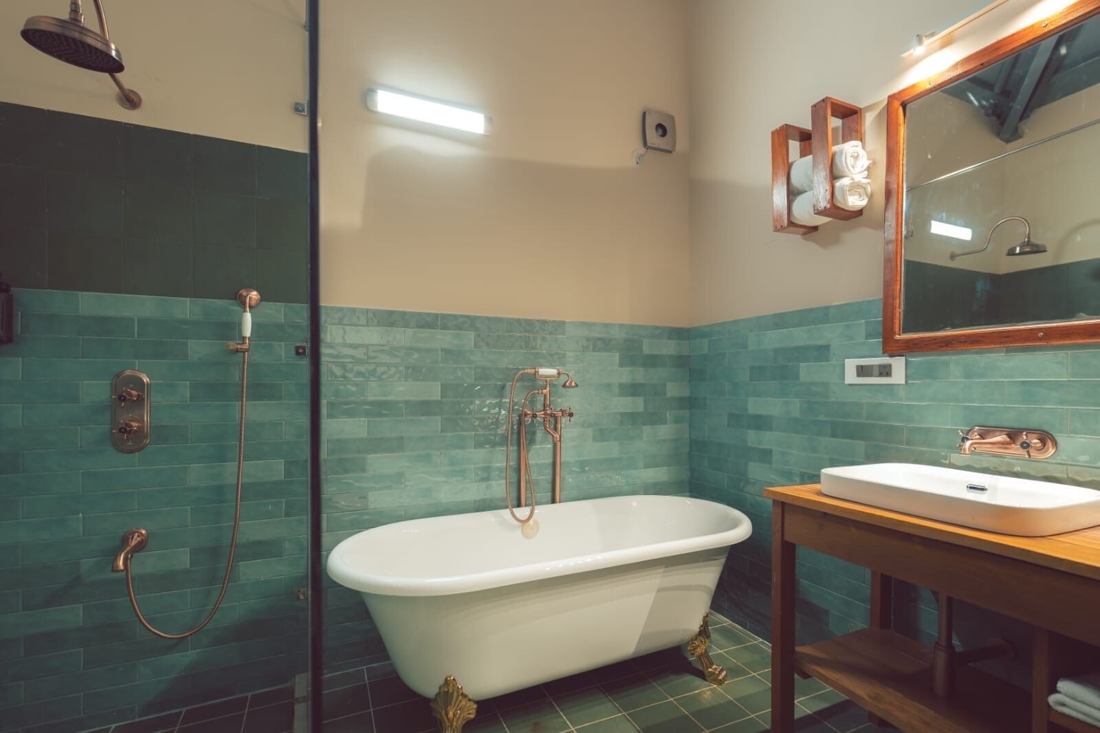 Een badkamer met een vrijstaand bad, een douche en een wastafel.