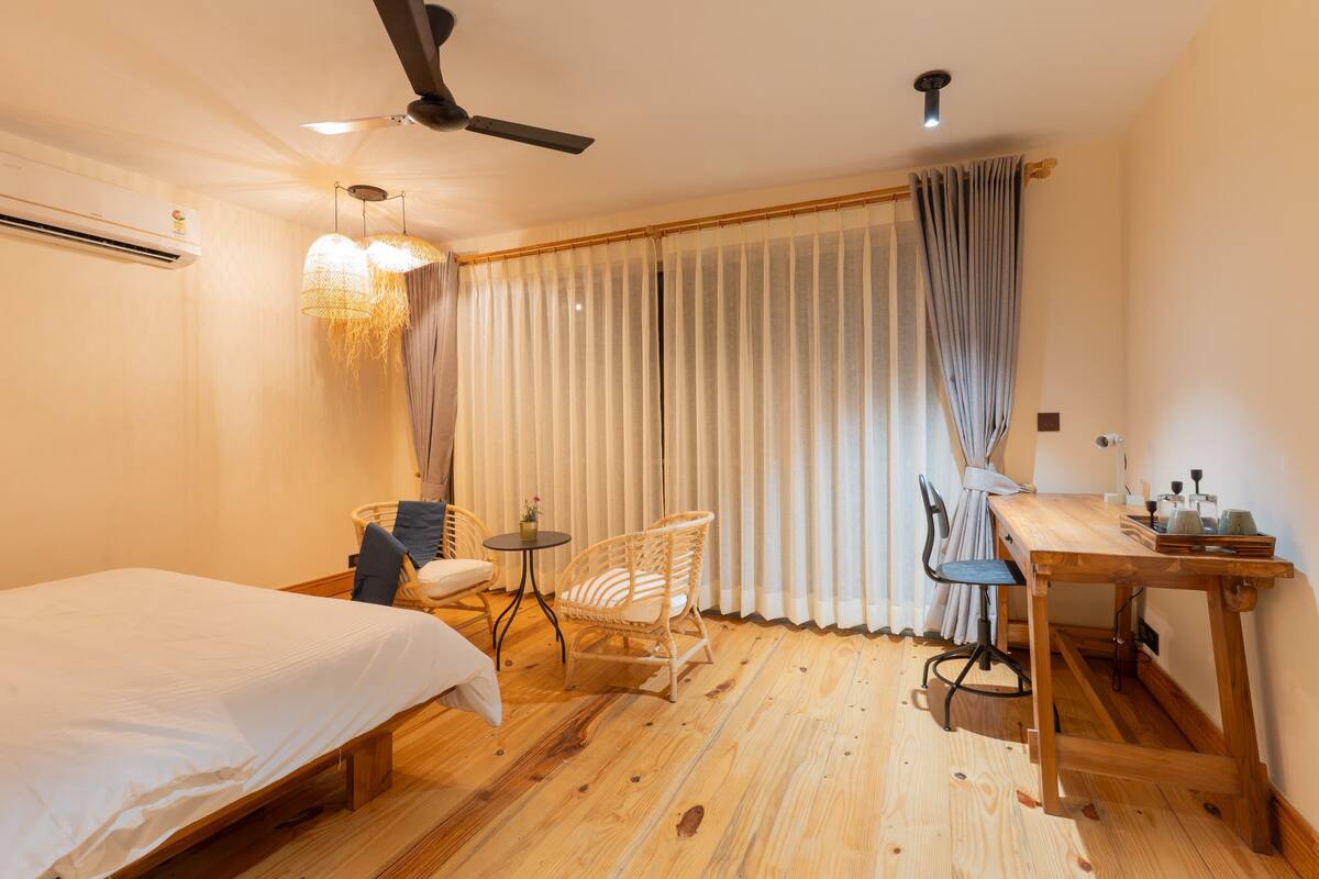 Habitación doble Deluxe, balcón, vista a la montaña | Espacio para trabajar con laptop y wifi gratis