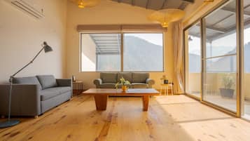 Luxury Suite, Balcony, Mountain View | Premium bedding, down comforters, pillowtop beds, laptop workspace