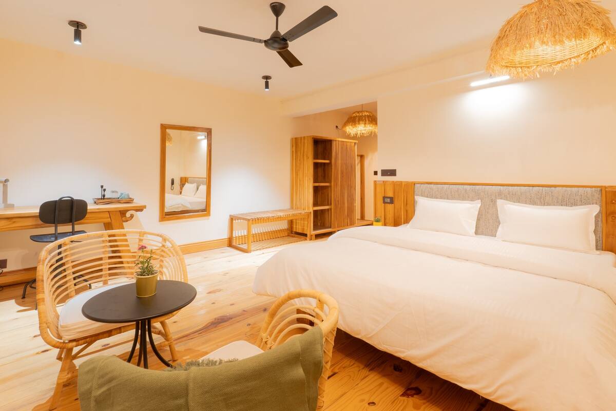 Habitación superior con 1 cama matrimonial o 2 individuales, balcón, vista a la montaña | Espacio para trabajar con laptop y wifi gratis