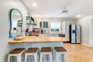 ثلاجة، ميكروويف، فرن، موقد طهي مسطح