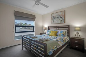 3 عدّة غرف نوم ومكواة/لوح كي وخدمة الإنترنت وملاءات أسرّة