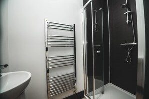 Shower - Modern Stranmillis 4 Bed (Belfast)
