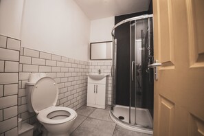 Shower - Modern Stranmillis 4 Bed (Belfast)