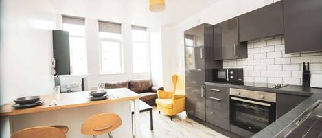 ثلاجة، ميكروويف، موقد طهي مسطح، محمصة خبز