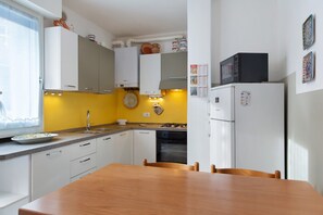 Fridge, microwave, oven, stovetop - Apartment 'Casetta Gialla' with Private Terrace (Pieve di Cadore)