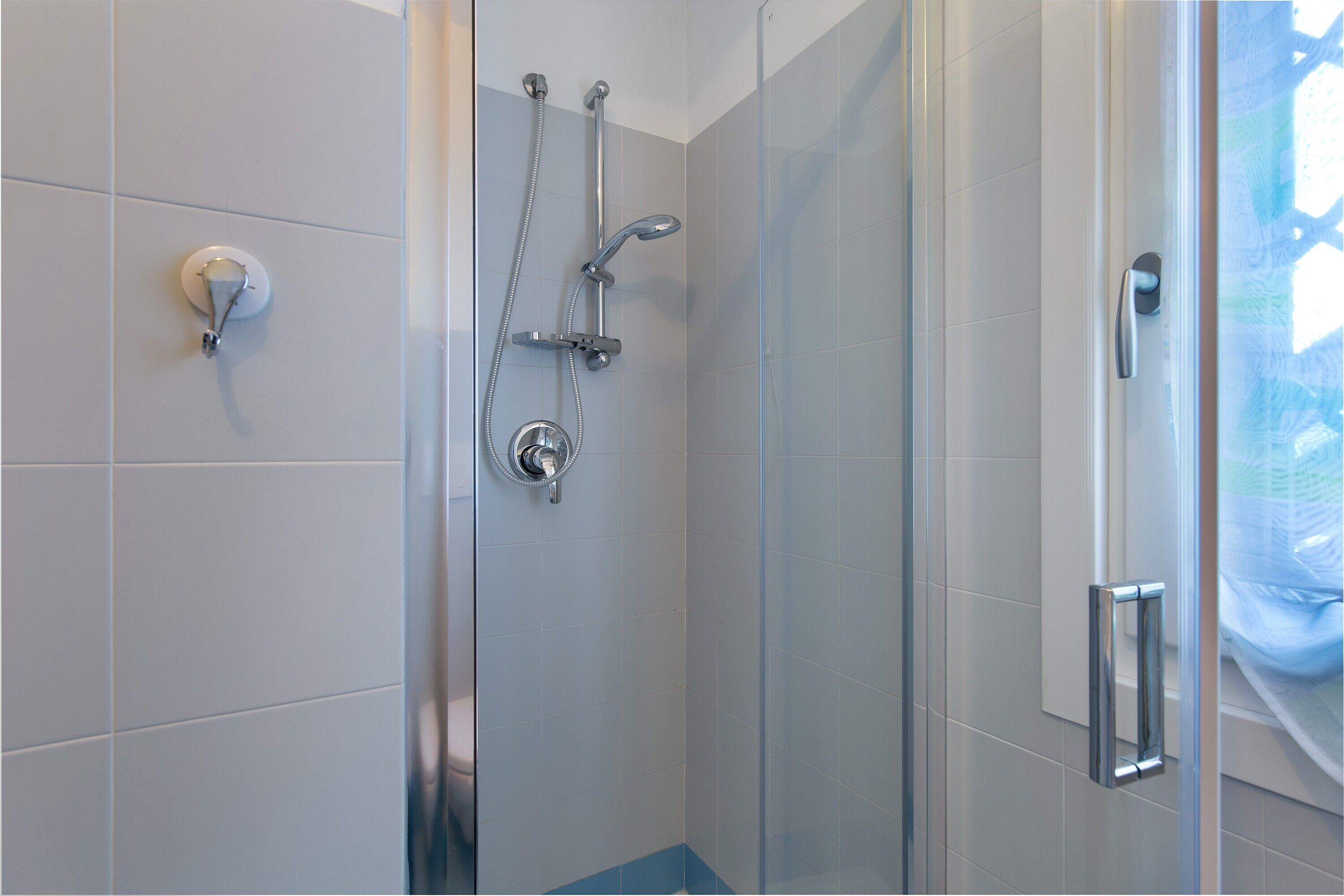 Dusche, kostenlose Toilettenartikel, Haartrockner, Handtücher