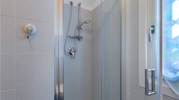 Dusche, kostenlose Toilettenartikel, Haartrockner, Handtücher