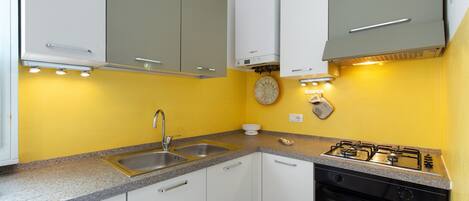 Jääkaappi, mikroaaltouuni, uuni, liesi