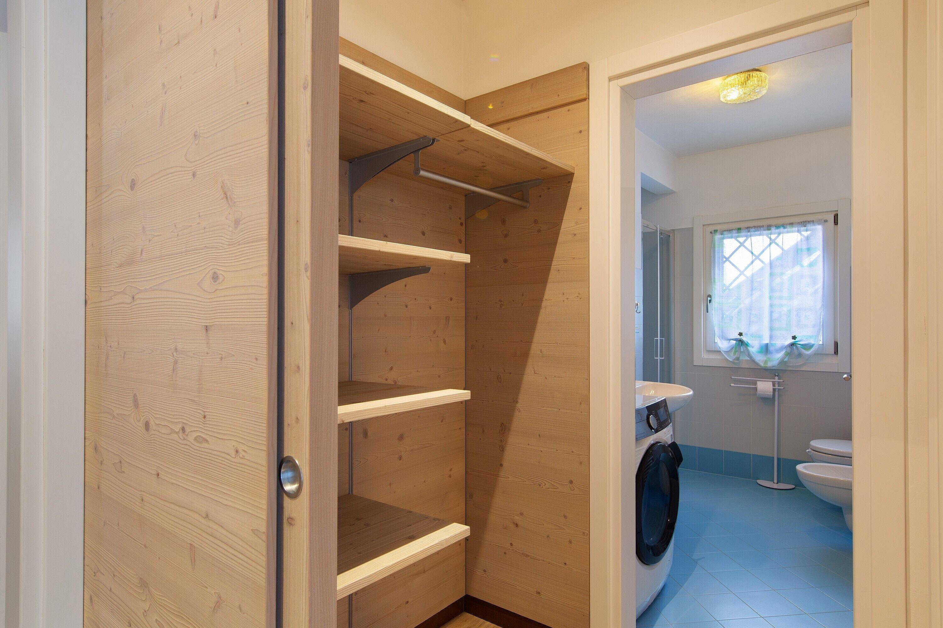 Douche, articles de toilette gratuits, sèche-cheveux
