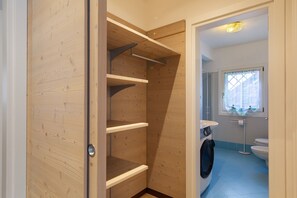 Dusch, gratis toalettartiklar, hårtork och handdukar