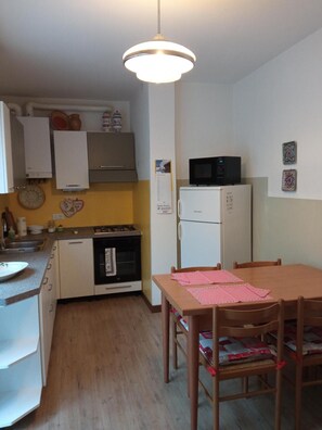 Private kitchen - 'Casetta Gialla' Apartment with Private Terrace (Pieve di Cadore)