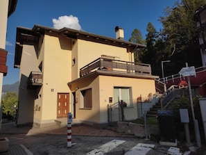 Exterior - 'Casetta Gialla' Apartment with Private Terrace (Pieve di Cadore)