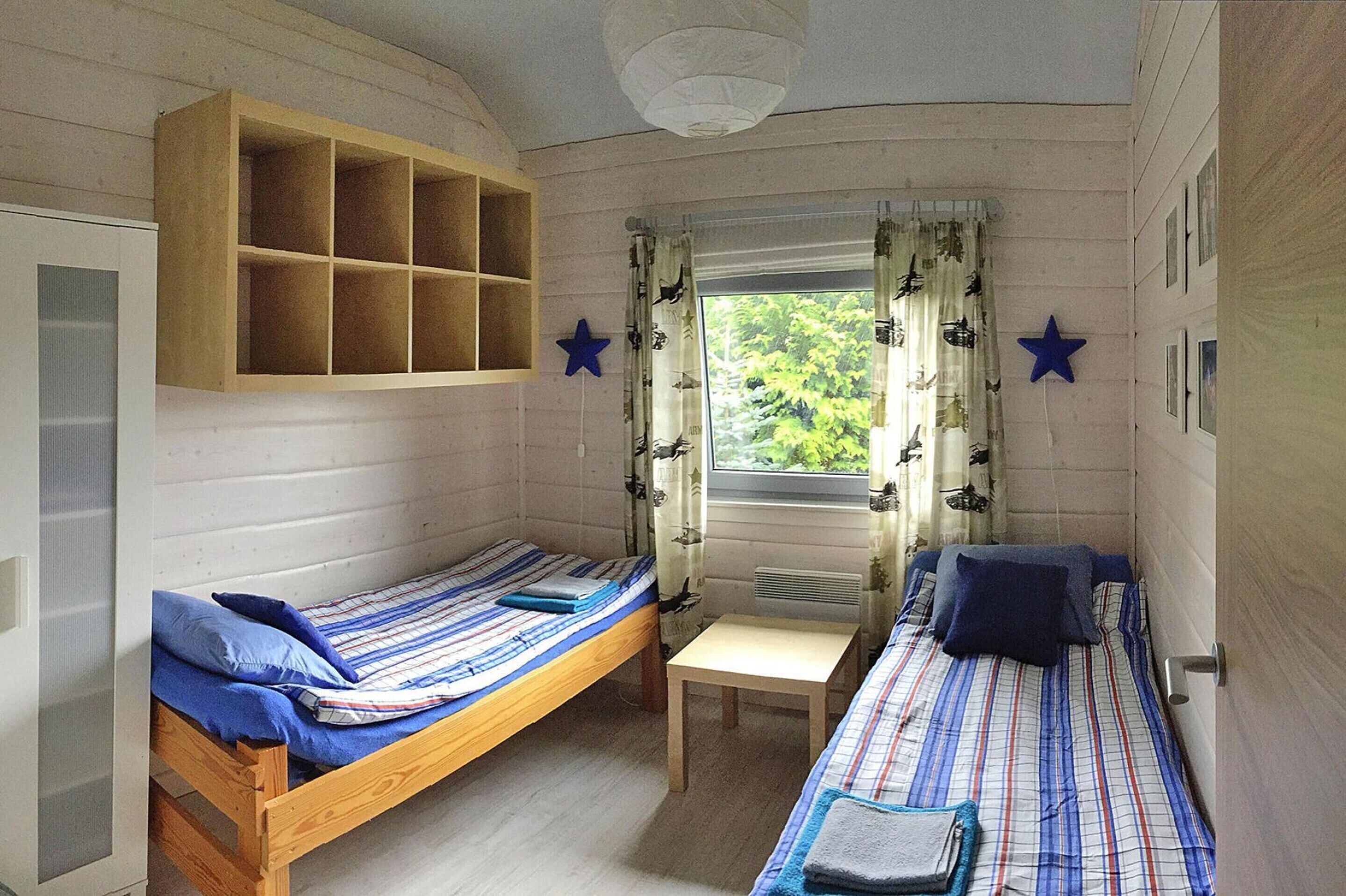 4 عدّة غرف نوم وطراز فريد لكل وحدة وملاءات أسرّة