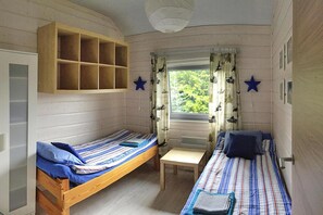 House | 4 bedrooms, individually furnished, bed sheets - Large Holiday Home With Private Garden (Chociwel)