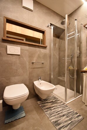Doccia, asciugacapelli, bidet, asciugamani