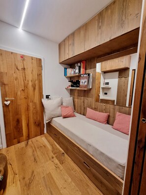 Free WiFi, bed sheets