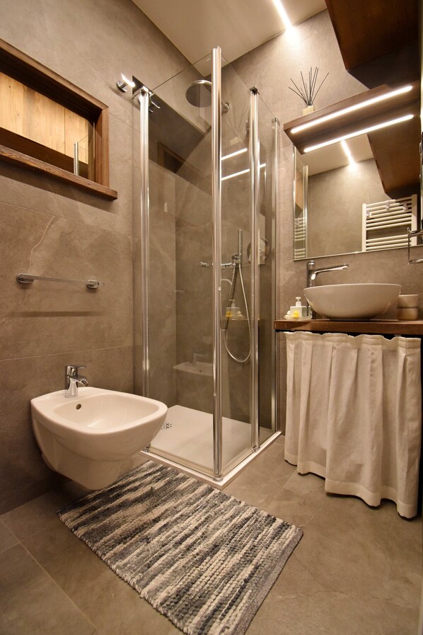 Douche, sĂšche-cheveux, bidet, serviettes fournies