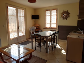 Dining - Gîte la Combe Verte – Renovated Farmhouse with Indoor Pool (Claveyson)