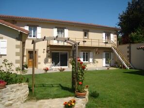 Exterior - Gîte la Combe Verte – Renovated Farmhouse with Indoor Pool (Claveyson)