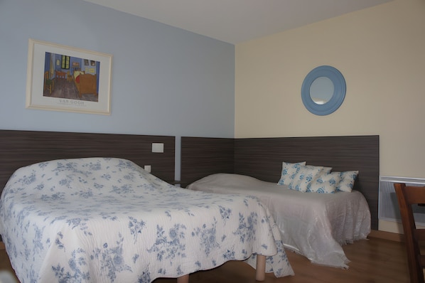 Room - Gîte la Combe Verte – Renovated Farmhouse with Indoor Pool (Claveyson)