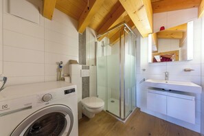 Douche, sèche-cheveux, serviettes fournies, savon