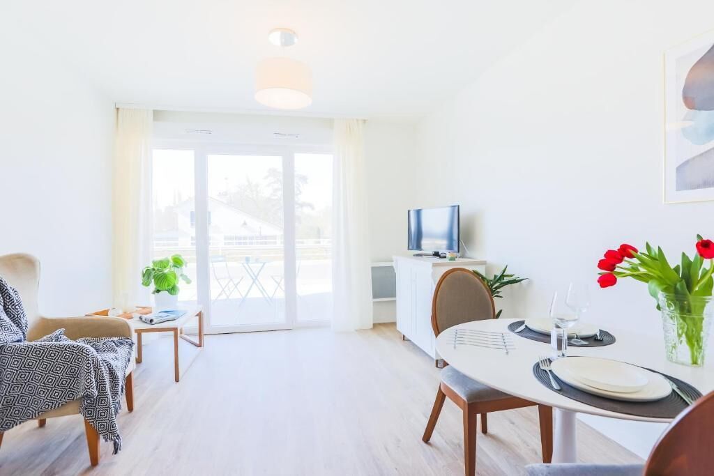 Apartemen Comfort, balkon | Area keluarga | Televisi 80-cm dengan saluran TV digital