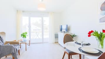Comfort-Apartment, Balkon | Wohnbereich | 80-cm-Fernseher mit Digitalempfang
