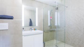 Comfort Apartment, Balcony | Bathroom | Shower, hair dryer, towels, soap