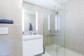Comfort Apartment, Balcony | Bathroom | Shower, hair dryer, towels, soap