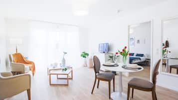 Apartemen Comfort, balkon | Area keluarga | Televisi 80-cm dengan saluran TV digital