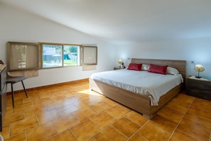 Une chambre à coucher avec un lit, un bureau et une fenêtre.