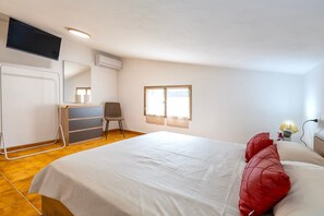 5 bedrooms, WiFi, bed sheets