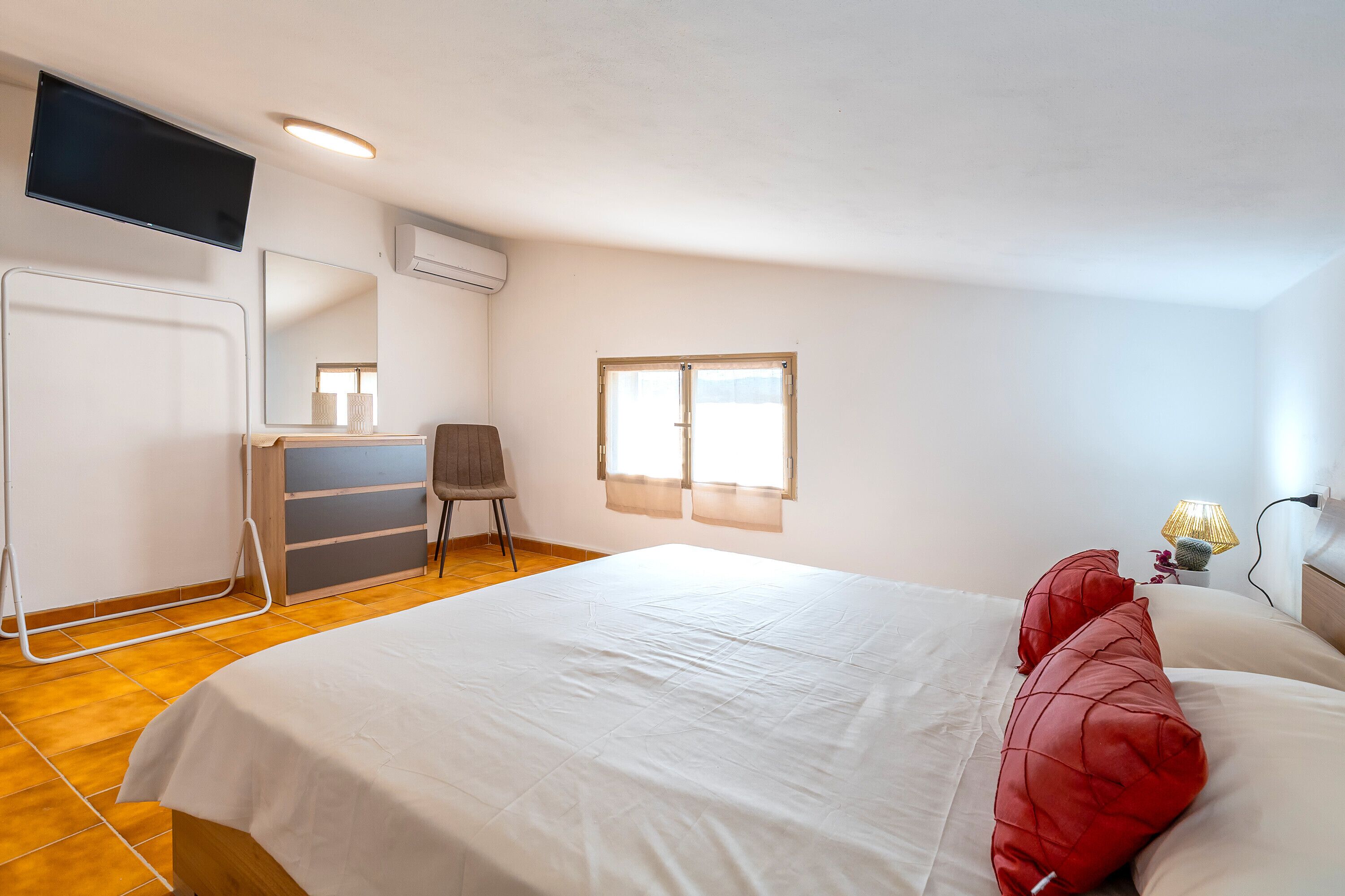 5 bedrooms, WiFi, bed sheets