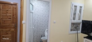 Douche, serviettes fournies, savon