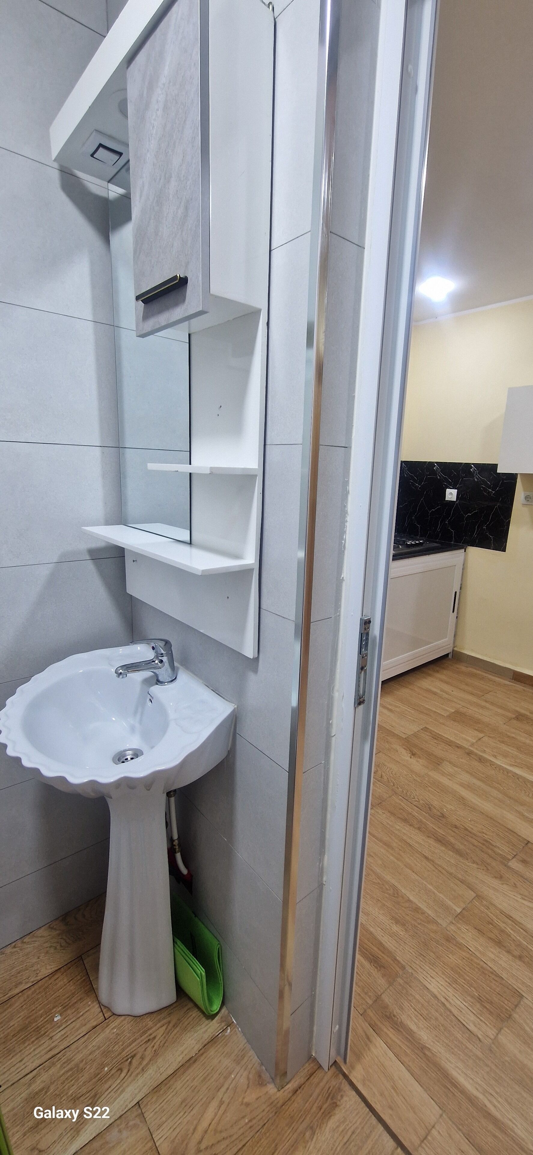 Douche, serviettes fournies, savon