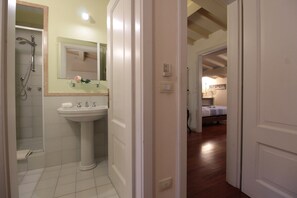 Apartment, Terrasse, Gartenblick | Badezimmer | Haartrockner, Bidet, Handtücher
