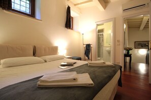 Departamento, patio, vista al jardín | Tabla de planchar con plancha, cunas gratuitas, wifi y ropa de cama