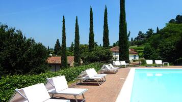 Alberca al aire libre por temporada y sombrillas en la alberca