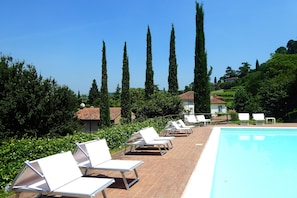 Seasonal outdoor pool, pool umbrellas, sun loungers - Calicantus Verona Pool Wifi (Colognola ai Colli)
