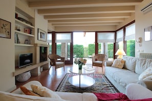 Apartment, Patio, Garden View | Living area | 32-inch flat-screen TV with digital channels - Calicantus Verona Pool Wifi (Colognola ai Colli)