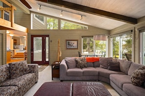 Smart-TV, peis, bøker og kontorer