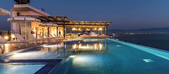 Panarea 4C | Oceanfront 3BR w/ Panoramic View + Outdoor Kitchen