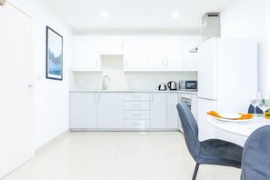 ثلاجة، ميكروويف، فرن، موقد طهي مسطح