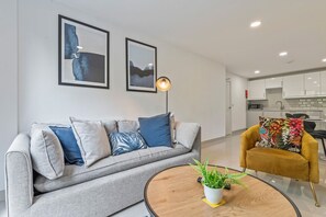 Smart TV - Spacious 3 Bed | Leeds | Contractors (Leeds)