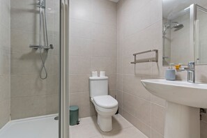 Towels, toilet paper - Spacious 3 Bed | Leeds | Contractors (Leeds)