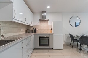 Fridge, microwave, oven, stovetop - Spacious 3 Bed | Leeds | Contractors (Leeds)