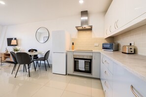 Frigorifero, microonde, forno, piano cottura