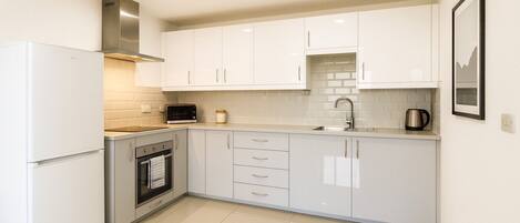 Refrigerador, microondas, horno, placa de cocina