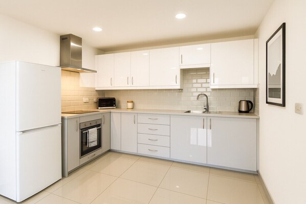 Frigorifero, microonde, forno, piano cottura